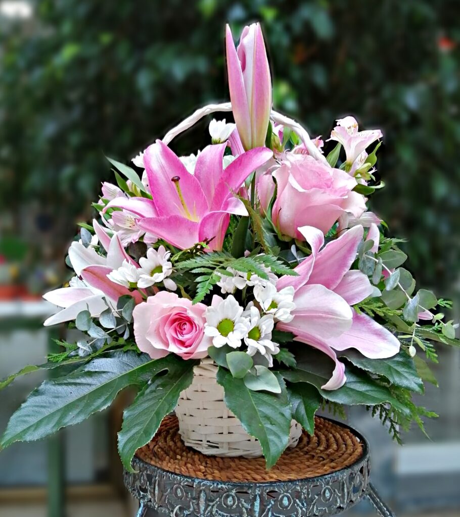 Elegante cesta de flores frescas para el Día de la Madre en Málaga