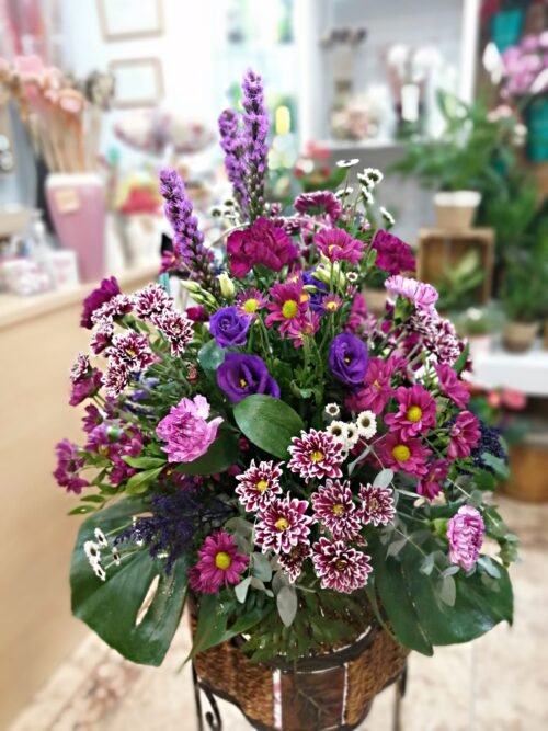 Canasta de Flores con Margaritas y Lisianthus "Ciprés de la Sultana"