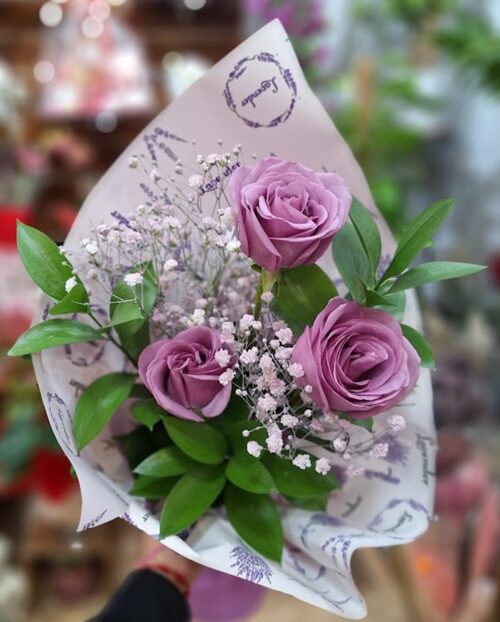 Tres rosas malvas elegantes para regalo en el Día de la Mujer en Málaga - Floristería Agapanthus